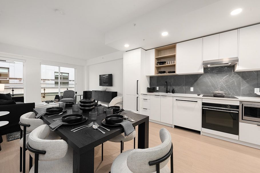 365 422 E 3rd Street North Vancouver, BC - 1