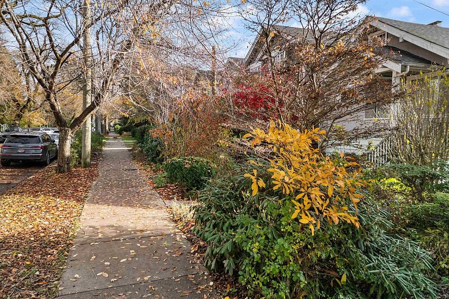 2240 E 6th Avenue Vancouver, BC - 3