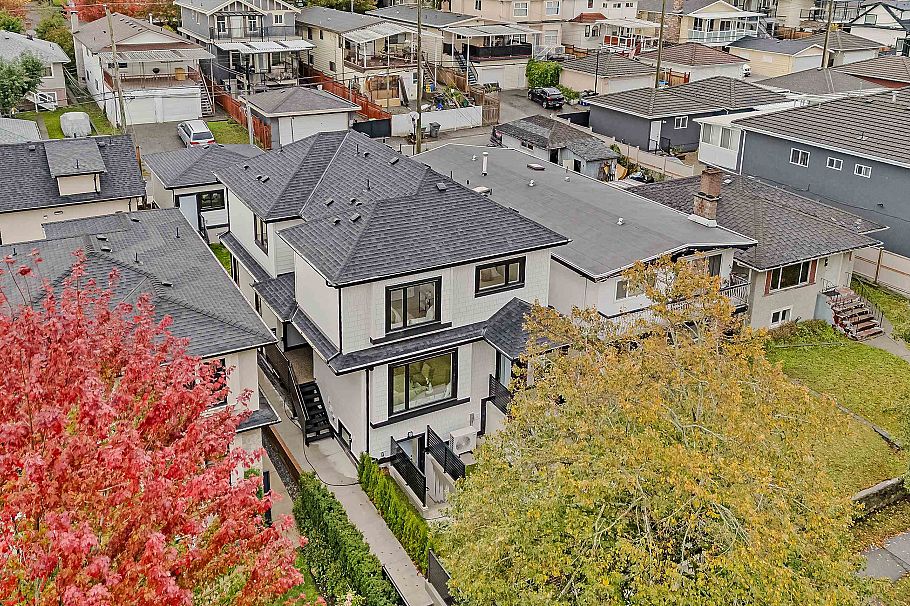 1 585 E 60th Avenue Vancouver, BC - 3