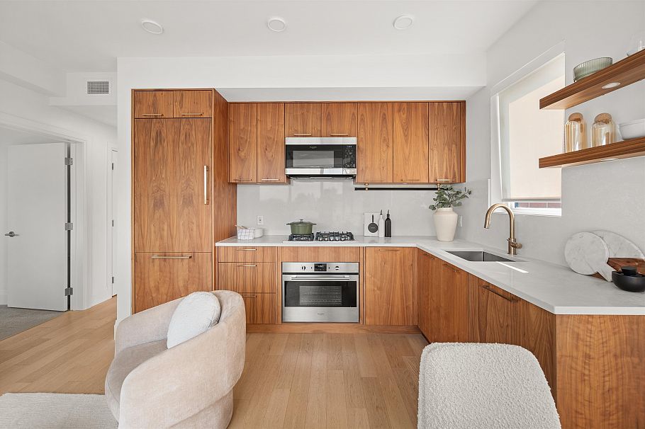 406 2550 Garden Drive Vancouver, BC - 5