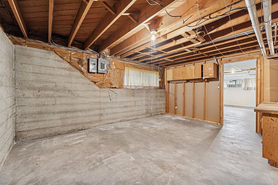 1521 E 64th Avenue Vancouver, BC - 27