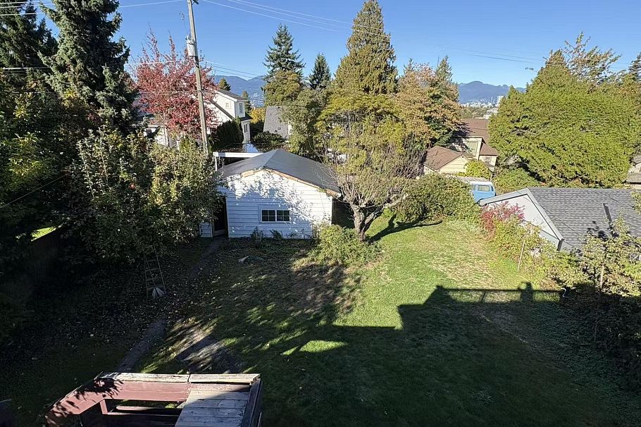 2403 W 34th Avenue Vancouver, BC - 2