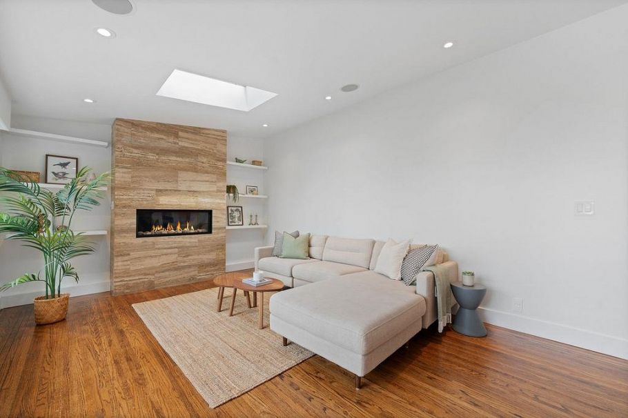 727 Crystal Court North Vancouver, BC - 3