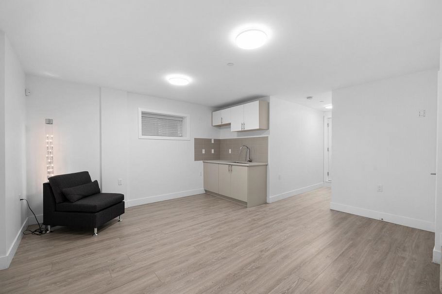 3133 Glen Drive Vancouver, BC - 25