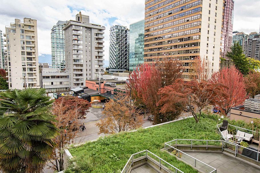 PH4 1688 Robson Street Vancouver, BC - 17