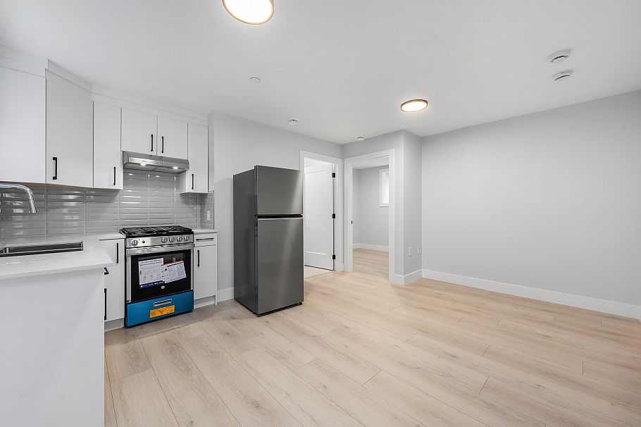 2 2741 Mcgill Street Vancouver, BC - 23