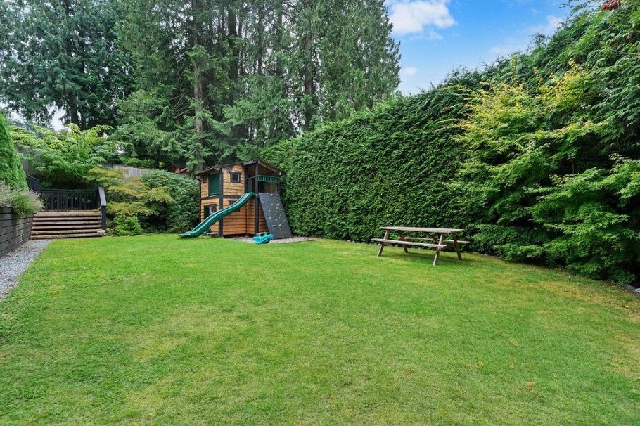 727 Crystal Court North Vancouver, BC - 28