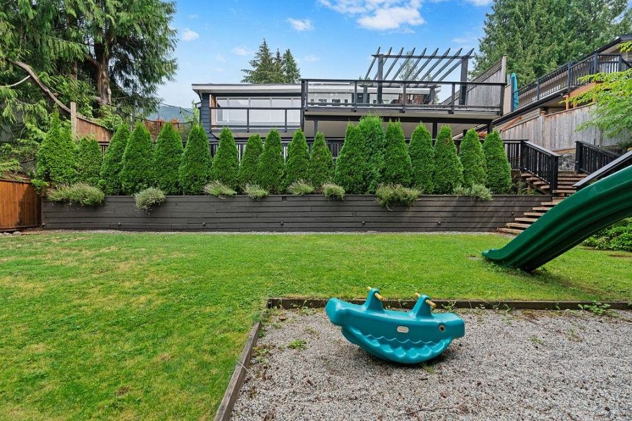 727 Crystal Court North Vancouver, BC - 29
