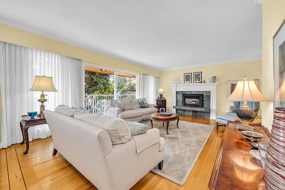 1202 Bracknell Crescent North Vancouver, BC - 2