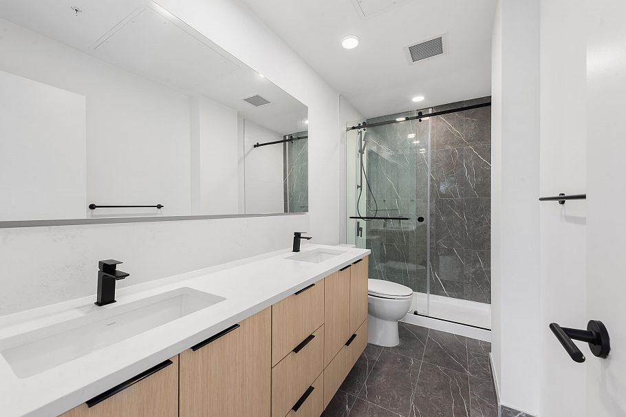 361 422 E 3rd Street North Vancouver, BC - 4