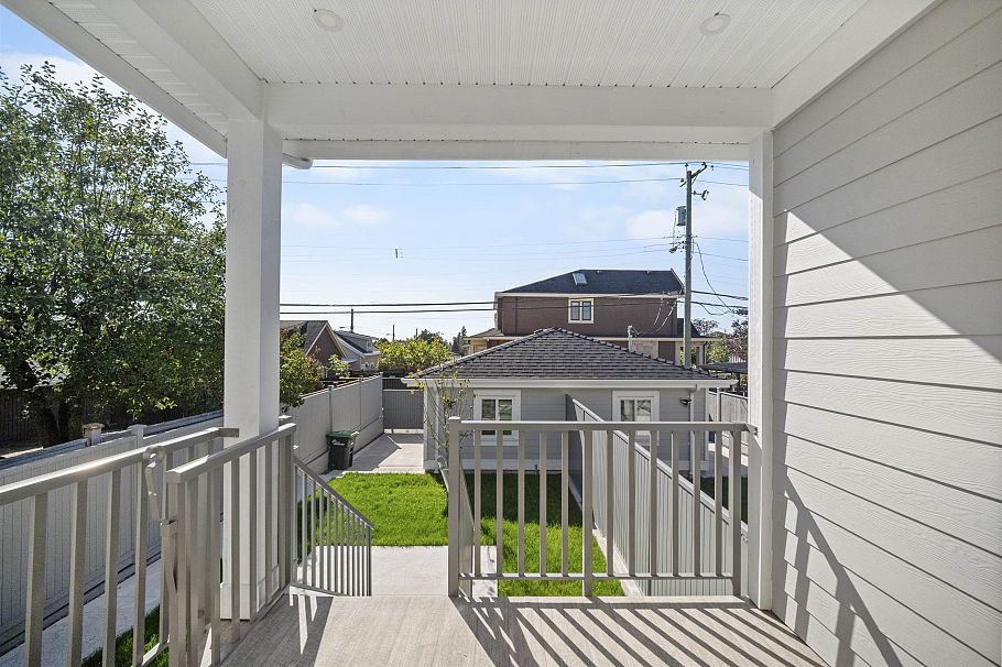 2792 E 49th Avenue Vancouver, BC - 18