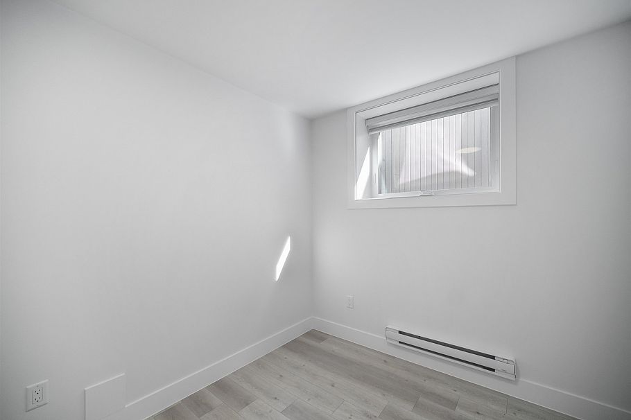 2792 E 49th Avenue Vancouver, BC - 32