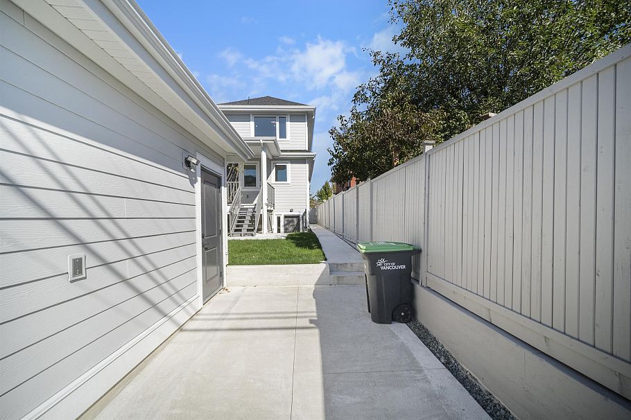 2792 E 49th Avenue Vancouver, BC - 24