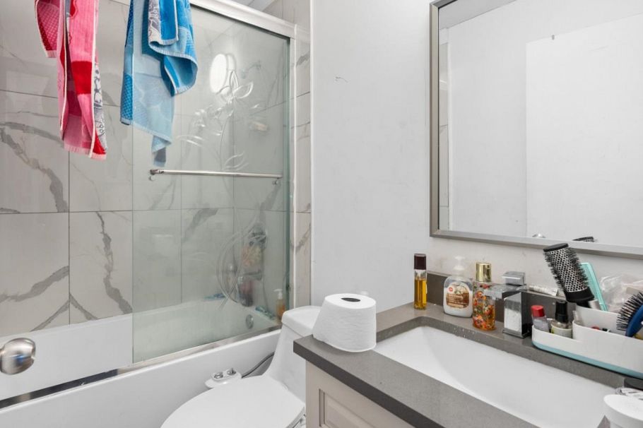 886 E 56th Avenue Vancouver, BC - 3