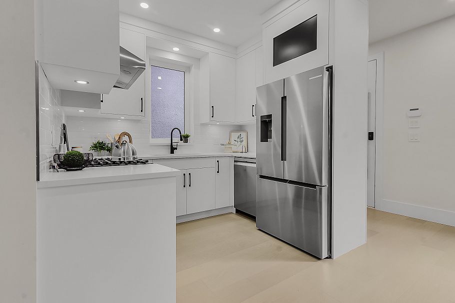 1 585 E 60th Avenue Vancouver, BC - 9