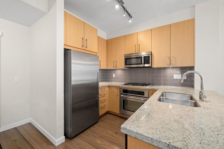 304 139 W 22nd Street North Vancouver, BC - 11