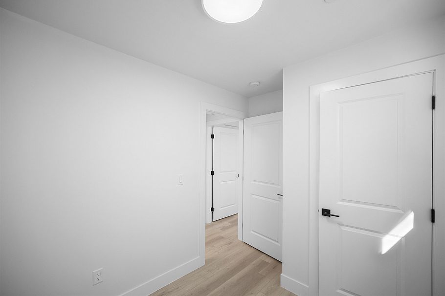 2792 E 49th Avenue Vancouver, BC - 35