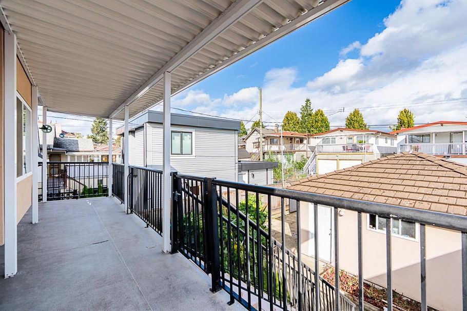 2887 E Georgia Street Vancouver, BC - 20