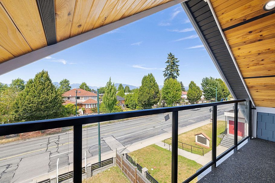 1 2430 E 41 Avenue Vancouver, BC - 30