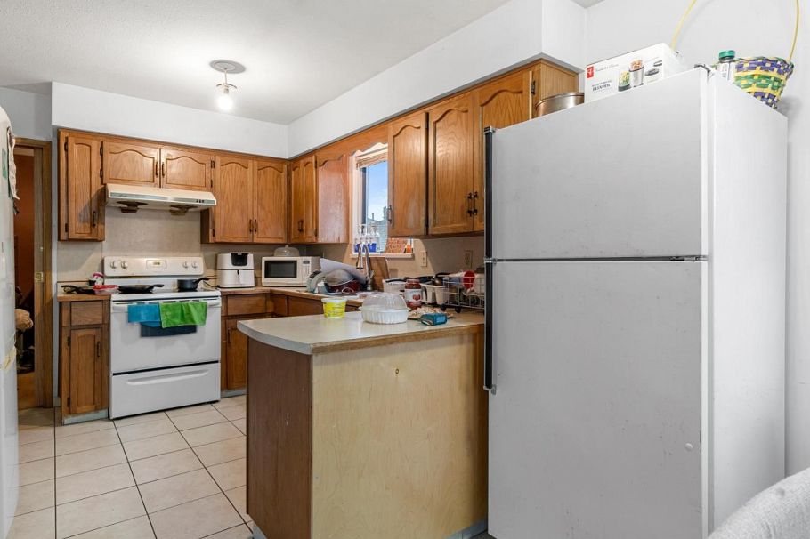 886 E 56th Avenue Vancouver, BC - 5