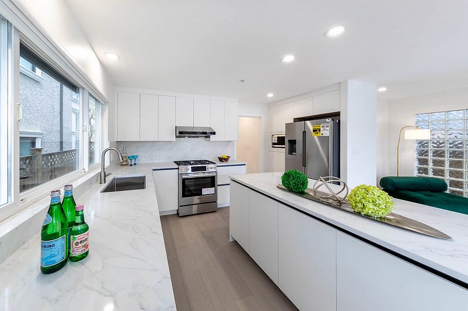 3727 W 22nd Avenue Vancouver, BC - 3