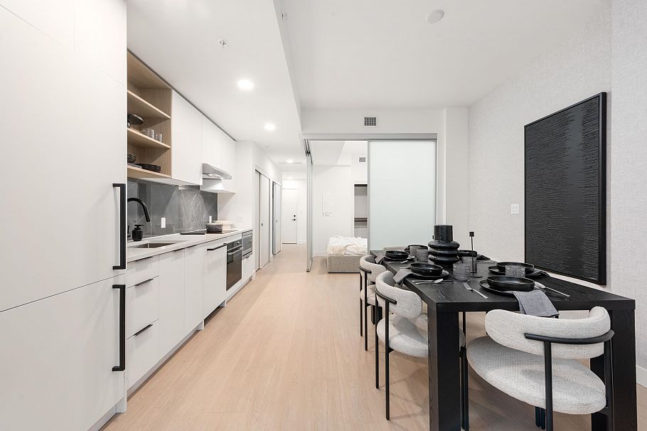 365 422 E 3rd Street North Vancouver, BC - 2