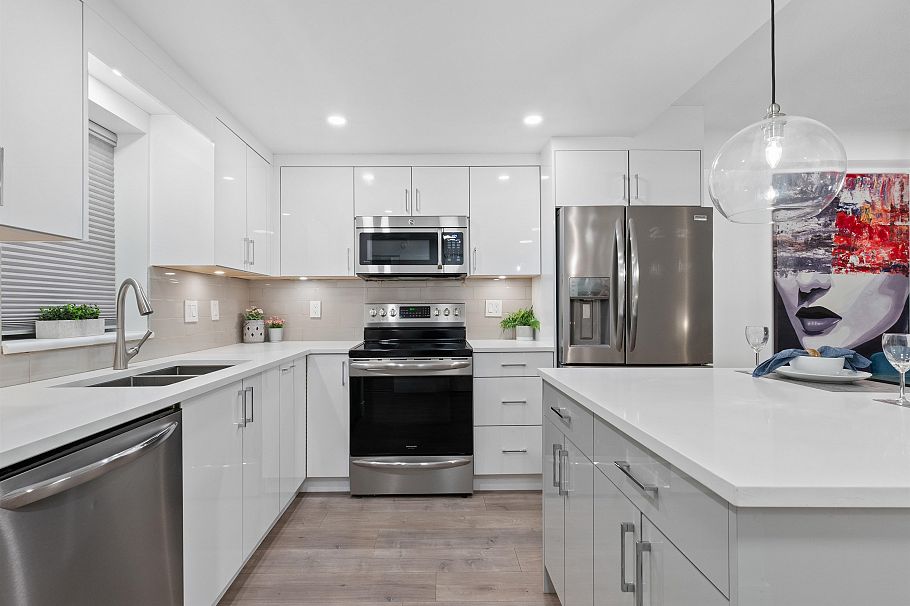 312 555 Abbott Street Street Vancouver, BC - 1