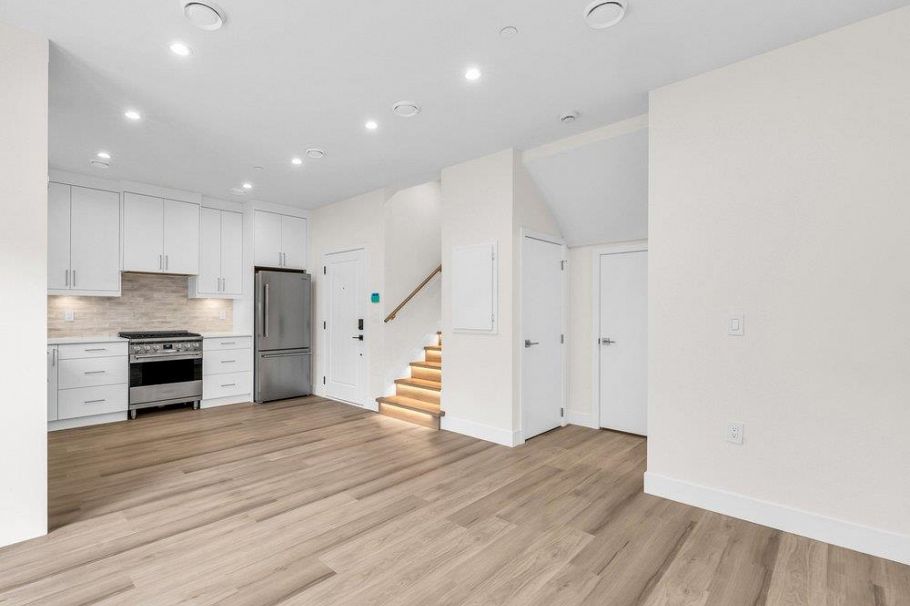 2 4257 Knight Street Vancouver, BC - 8