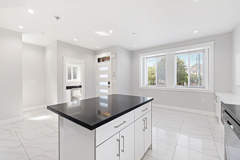 1 2430 E 41 Avenue Vancouver, BC - 5