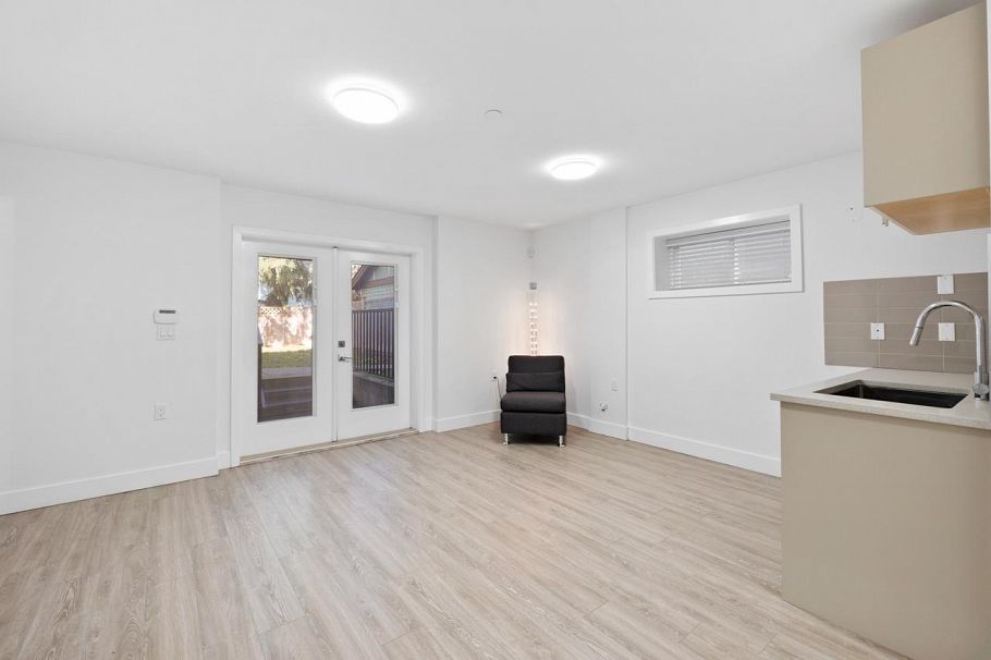 3133 Glen Drive Vancouver, BC - 24