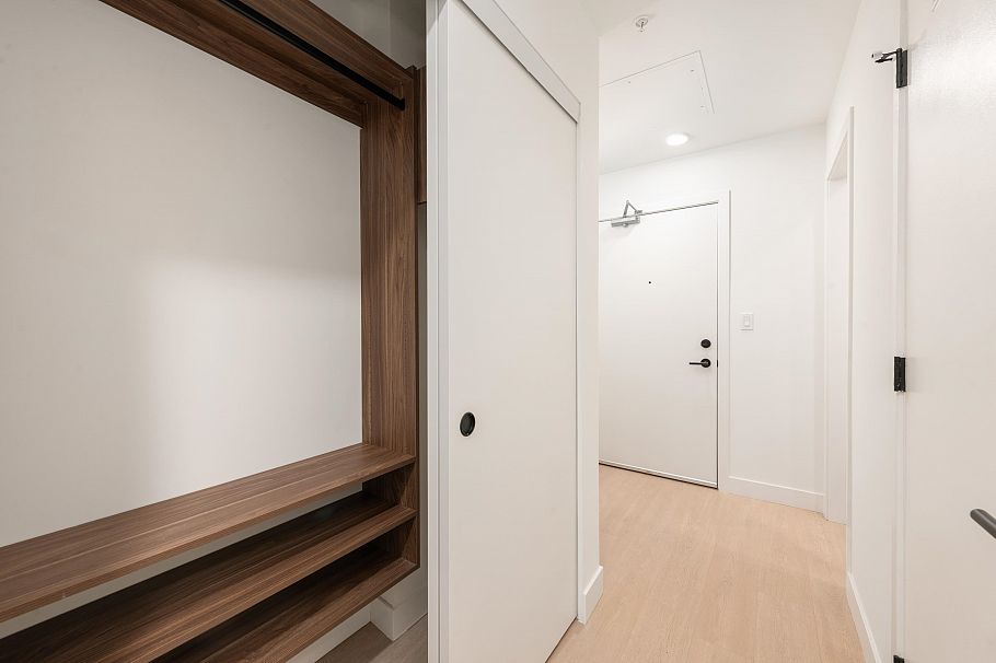 365 422 E 3rd Street North Vancouver, BC - 3