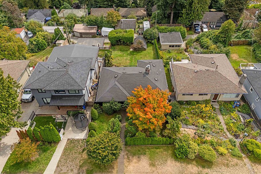 1137 Cloverley Street North Vancouver, BC - 36