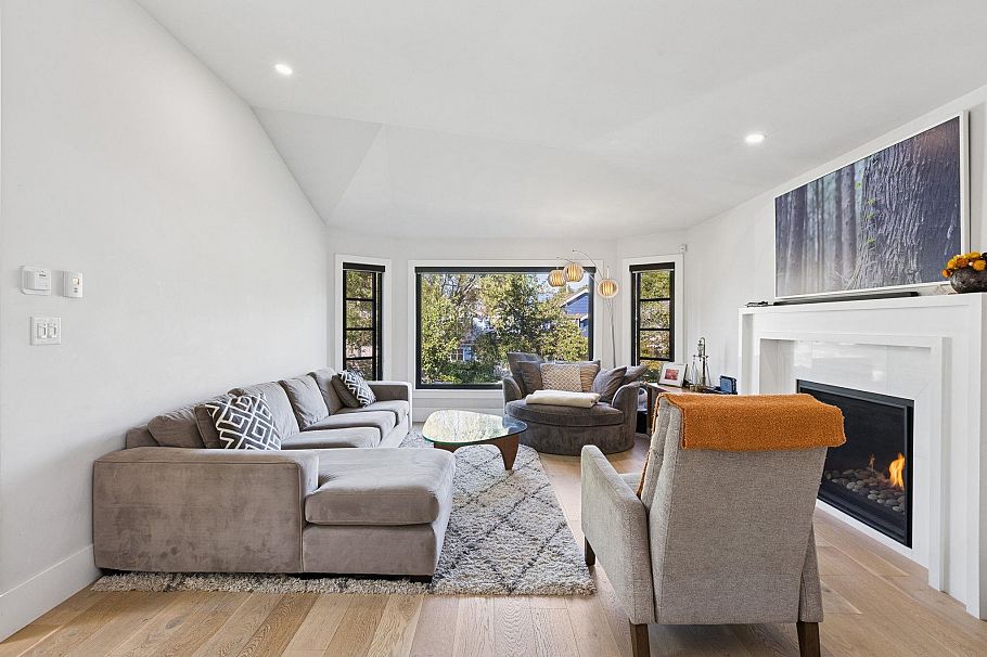 364 E 17th Avenue Vancouver, BC - 5