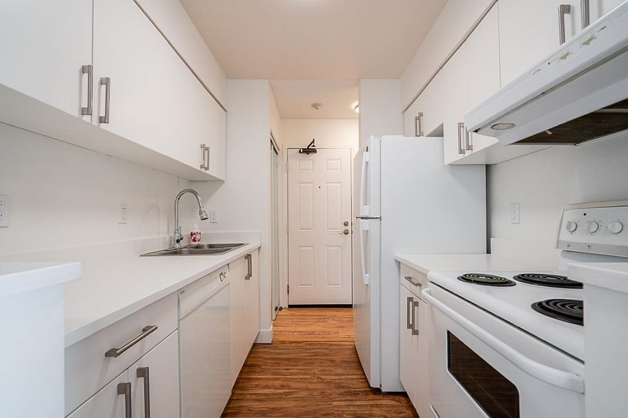 208 1550 Chesterfield Avenue North Vancouver, BC - 5