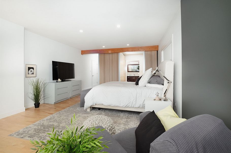 1095 W Keith Road North Vancouver, BC - 11