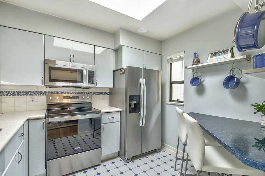 G 1215 W 7th Avenue Vancouver, BC - 17