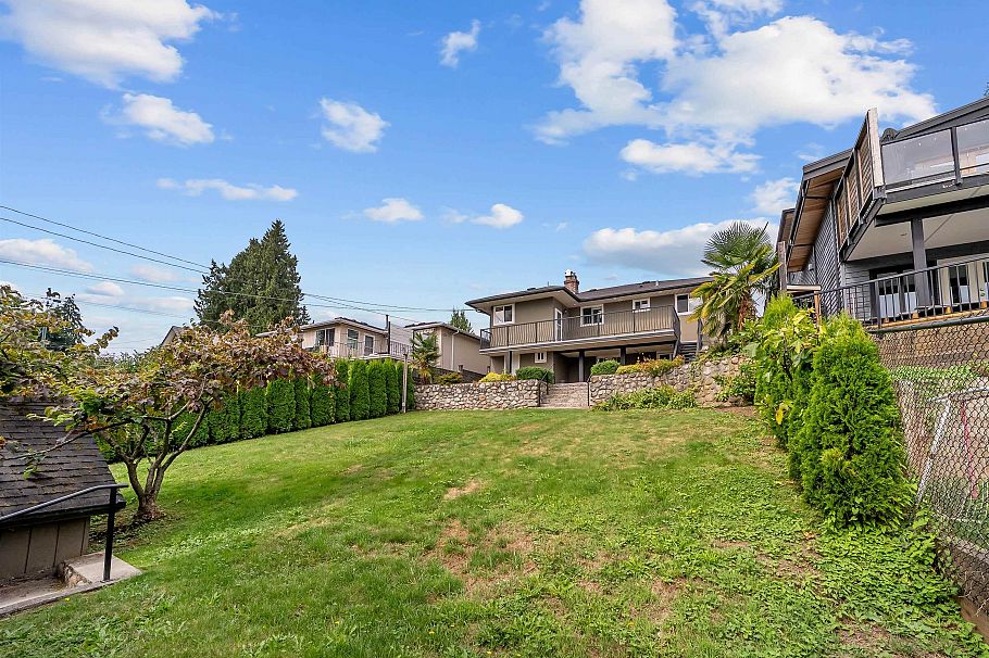 1137 Cloverley Street North Vancouver, BC - 31