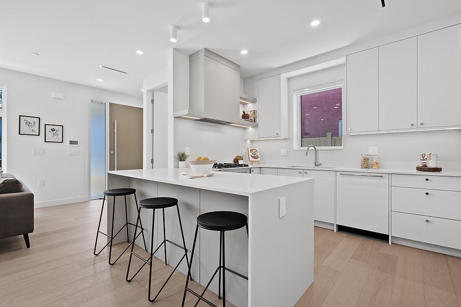 1 2253 Grant Street Vancouver, BC - 17