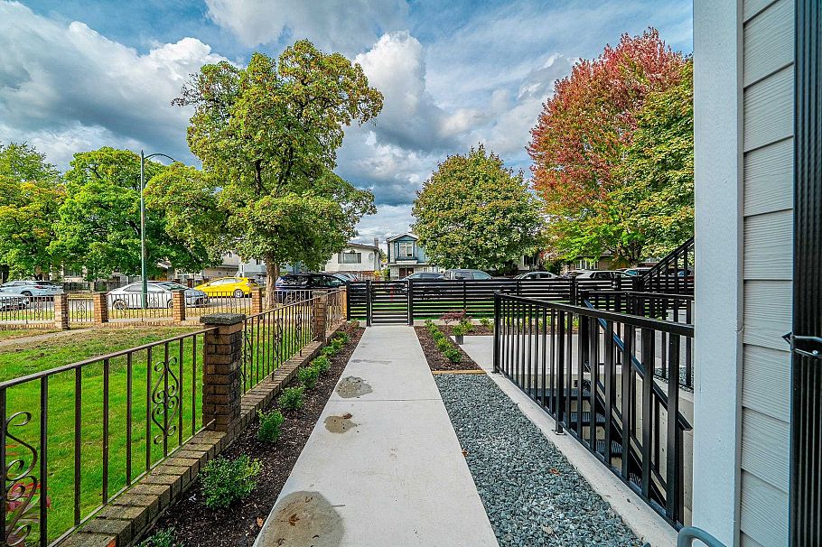 2174 E 46th Avenue Vancouver, BC - 18