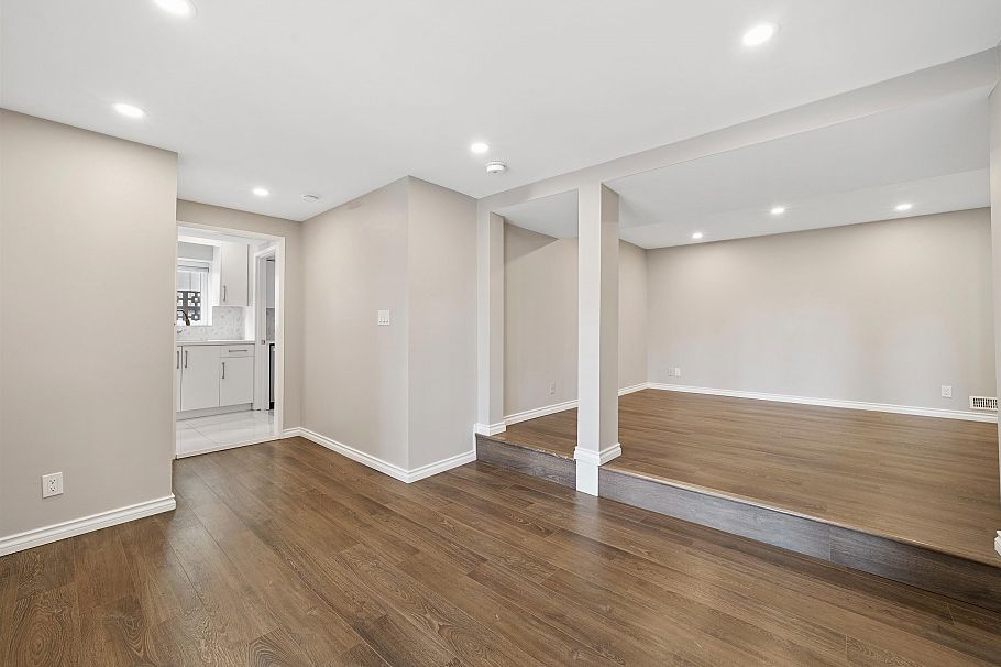 1137 Cloverley Street North Vancouver, BC - 18