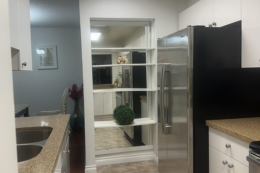 207 1080 Broughton Street Vancouver, BC - 4