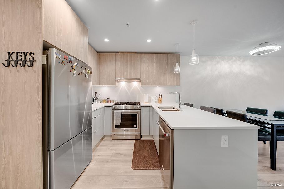 207 128 E 8th Street North Vancouver, BC - 2