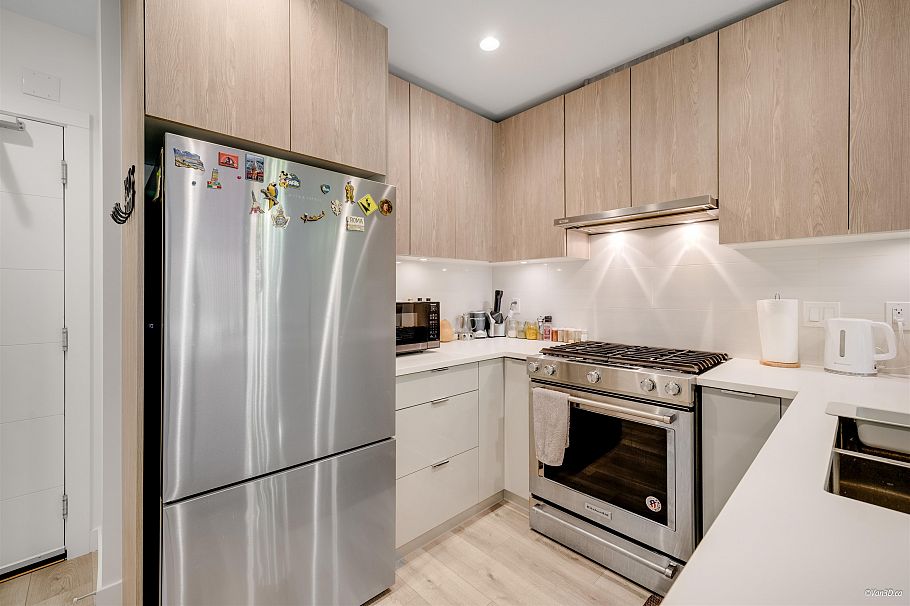 207 128 E 8th Street North Vancouver, BC - 4