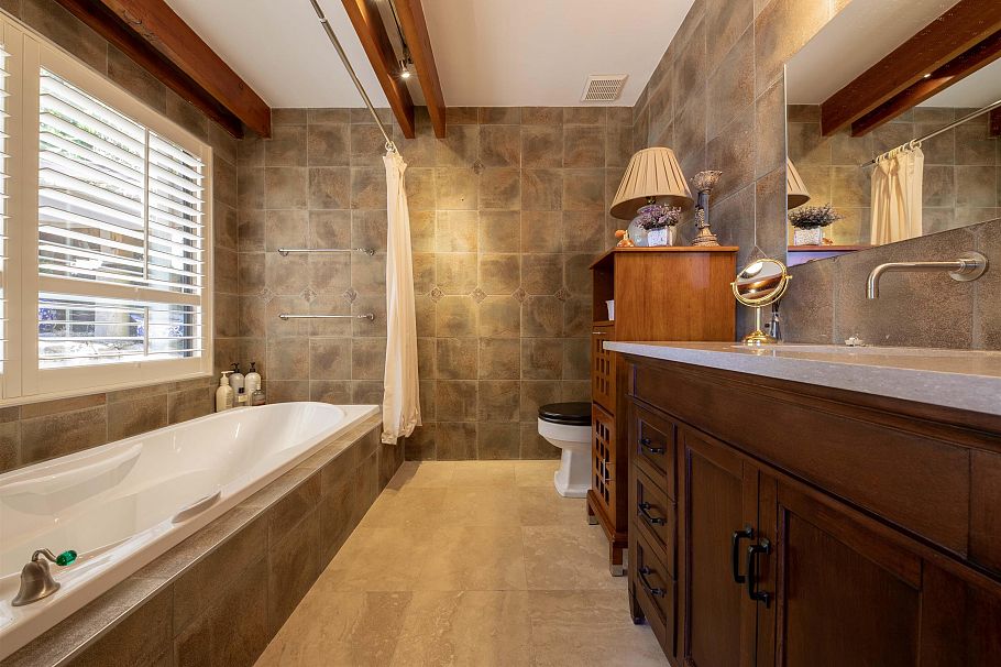 4885 Cove Cliff Place North Vancouver, BC - 25