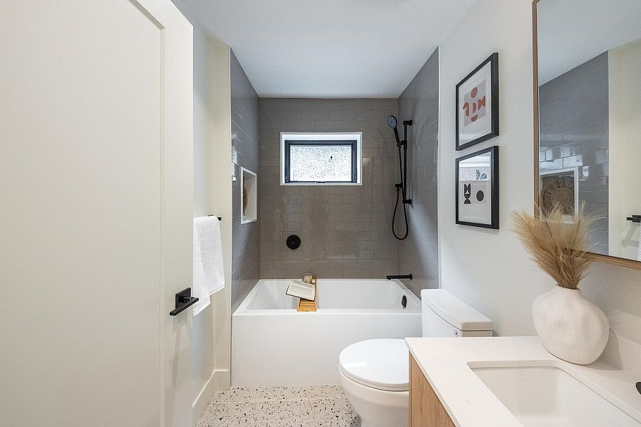 1 2154 E. 6 Avenue Vancouver, BC - 24