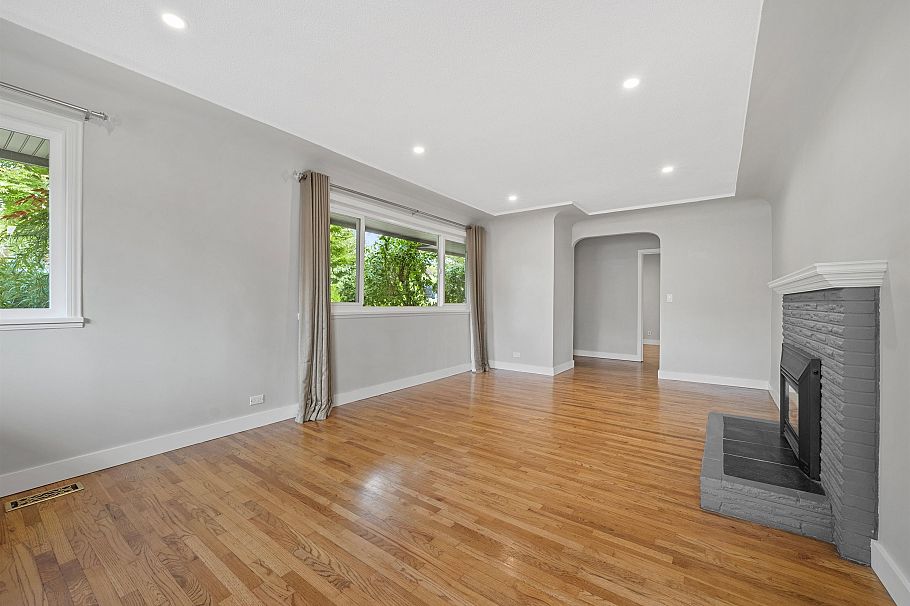 1137 Cloverley Street North Vancouver, BC - 3