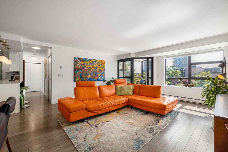 303 212 Davie Street Vancouver, BC - 2