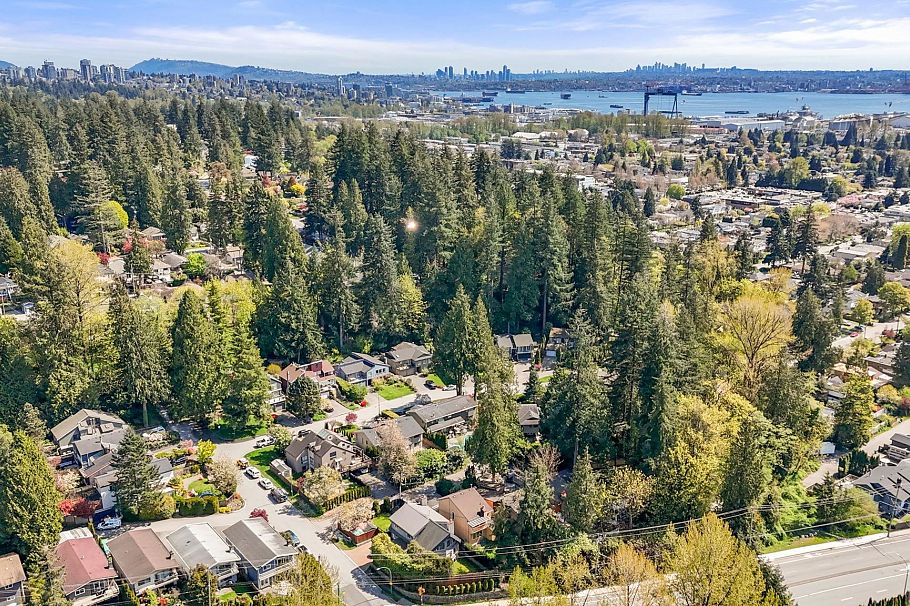 2052 Capilano Road North Vancouver, BC - 39