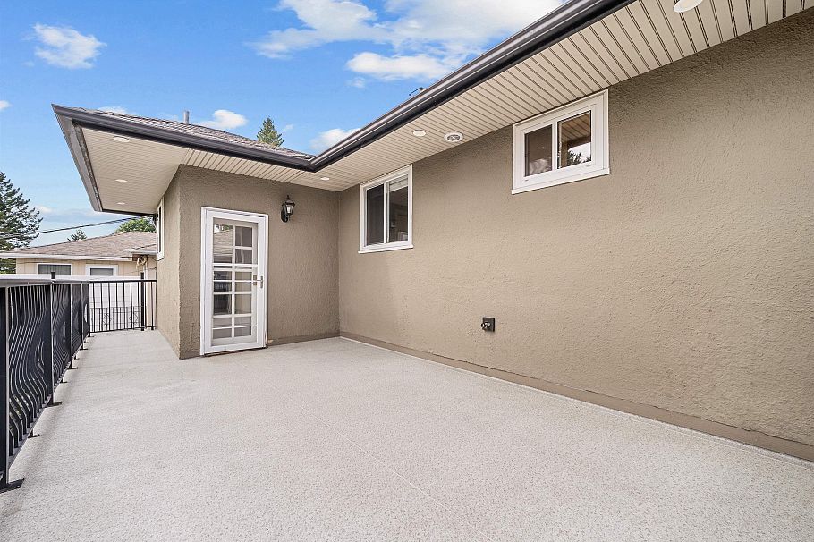 1137 Cloverley Street North Vancouver, BC - 14