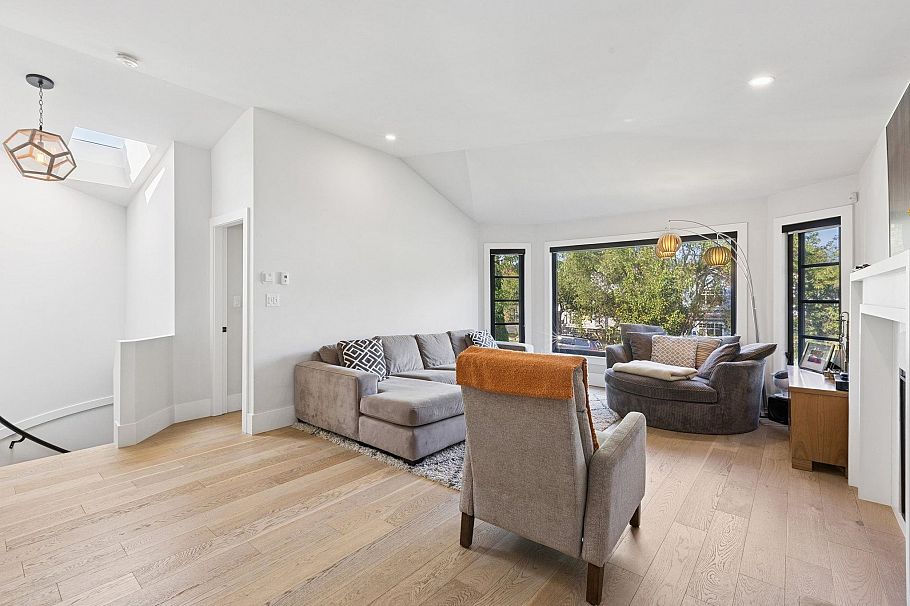 364 E 17th Avenue Vancouver, BC - 7